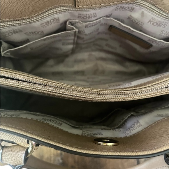 Authentic Michael Kors Leather Handbag in Tan- Size Medium - Picture 11 of 16